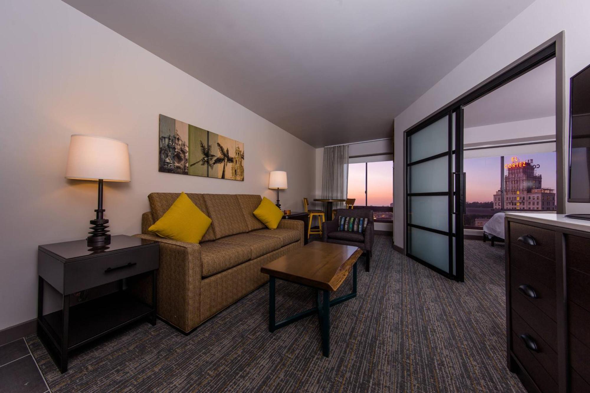 Superior King Suite City View,1618837769:JPEG