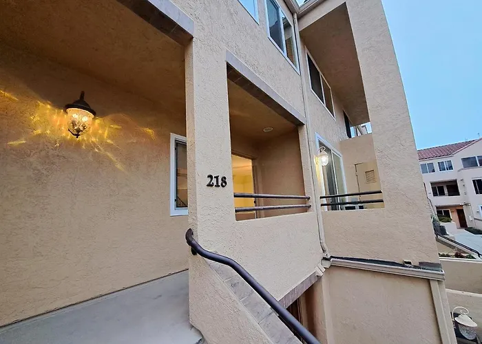 Waterpark hotel: Venetian La Jolla 2 Bedroom Condo Luxury Furnished Near Beach And Utc Mall