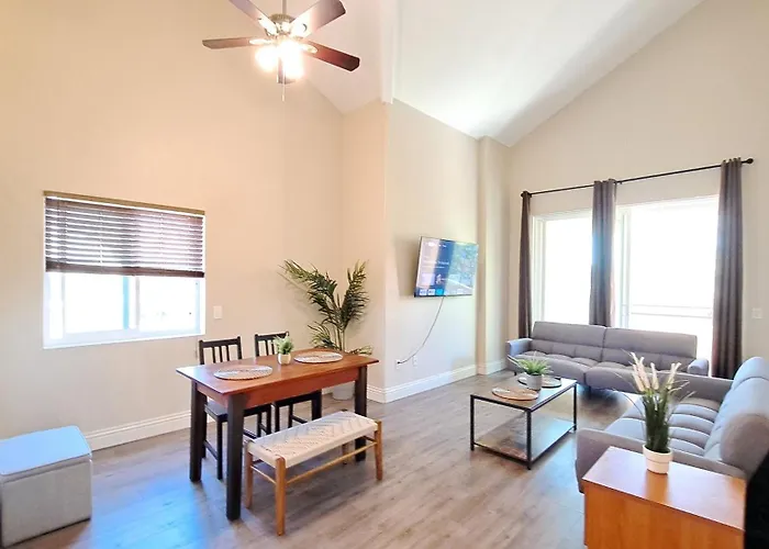 Waterpark hotel: Venetian La Jolla 2 Bedroom Condo Luxury Furnished Near Beach And Utc Mall